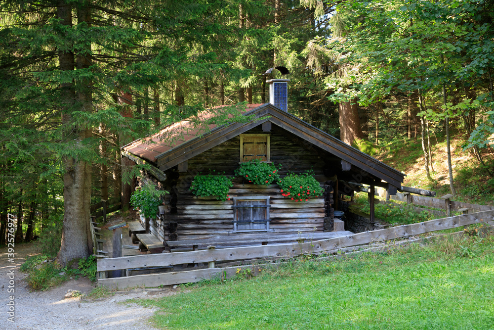 Bayerische Hütte im Wald, Oberbayern, Bayern, Deutschland, Europa