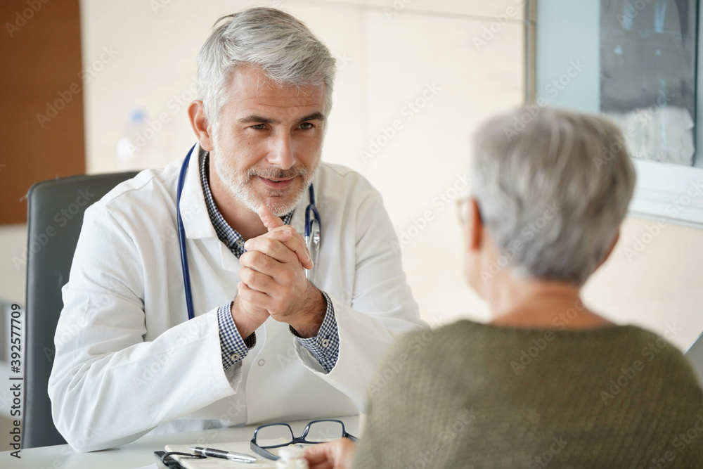 Obraz premium Mature doctor with patient in office, radiology