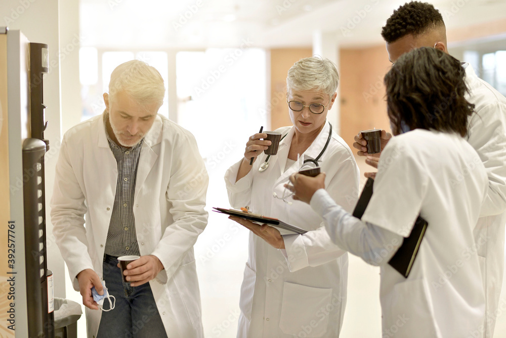 Obraz premium Medical team having a coffee during morning break at the hospital