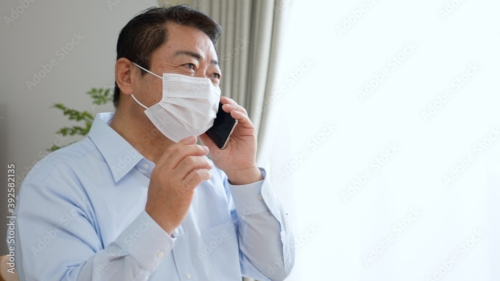 携帯電話で話をする中年男性 携帯電話で話をする中年男性