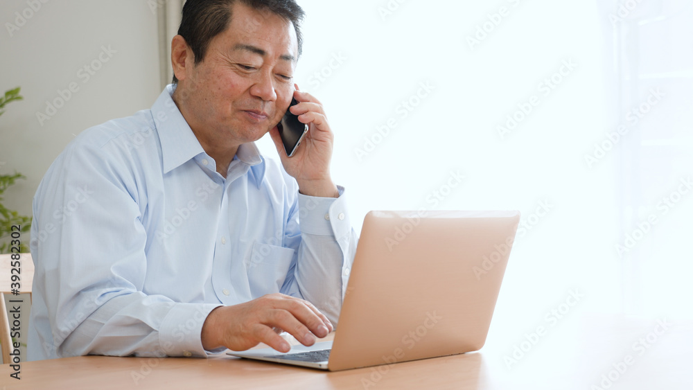 仕事の電話をする中年男性 仕事の電話をする中年男性