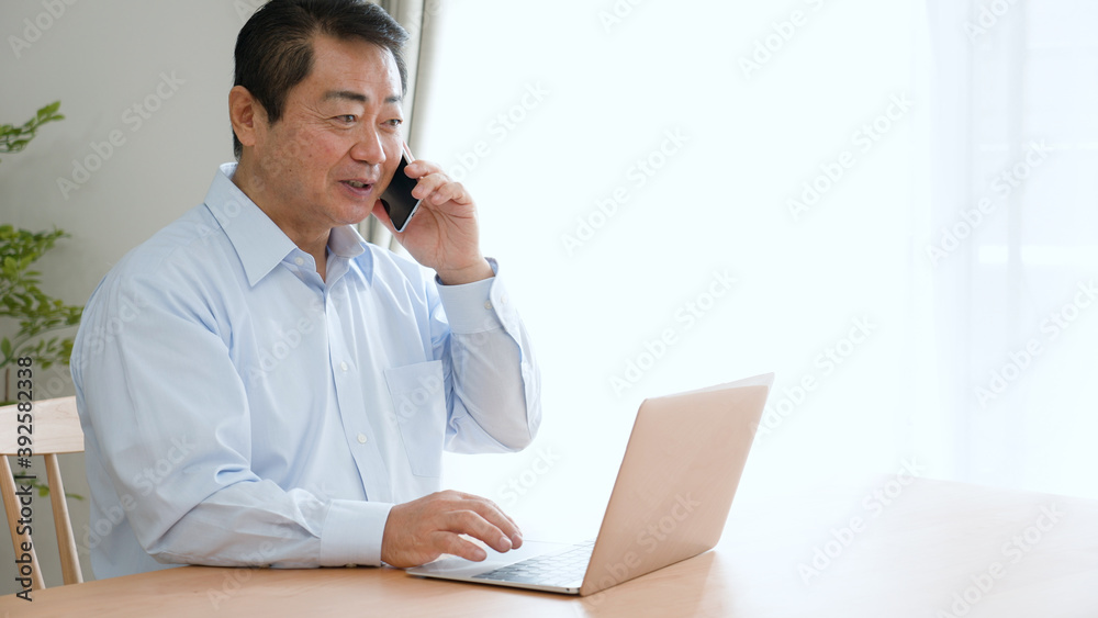 仕事の電話をする中年男性 仕事の電話をする中年男性