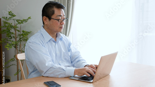 パソコンで仕事をする中年男性