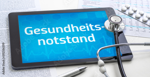 Ein Tablet mit dem Text Gesundheitsnotstand auf dem Display