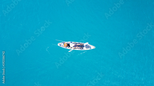 Uomo Pesca dal suo Kayak in alto mare.