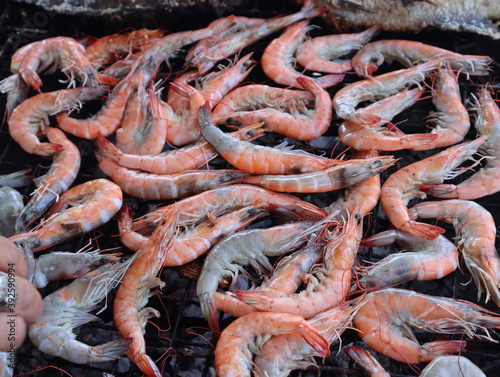 Many prawns are being roasted on the fire