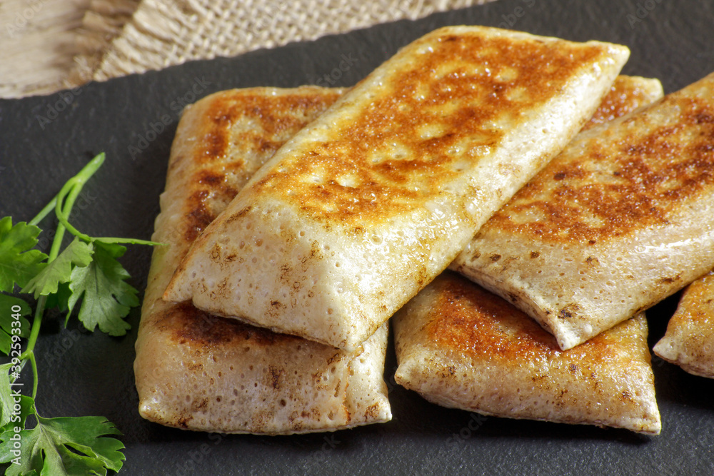 crêpes farcies cuites sur une ardoise crêpes farcies cuites sur une ardoise