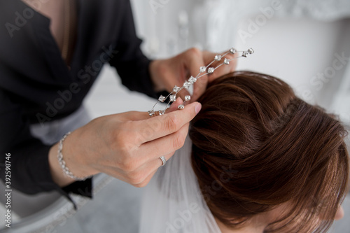 bride wear a veil in her hair in the morning