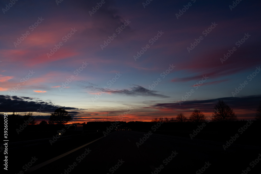 Fototapeta premium wunderschöner Sonnenuntergang am Himmel