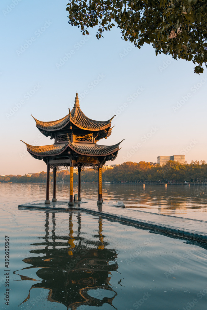 Obraz premium Jixian pavilion, the historic landmark at West Lake in Hangzhou, China.