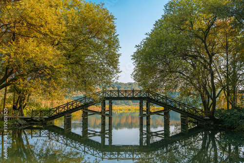 Fototapeta Naklejka Na Ścianę i Meble -  An ancient Chinese bridge at West Lake in Hangzhou, China, autumn time.
