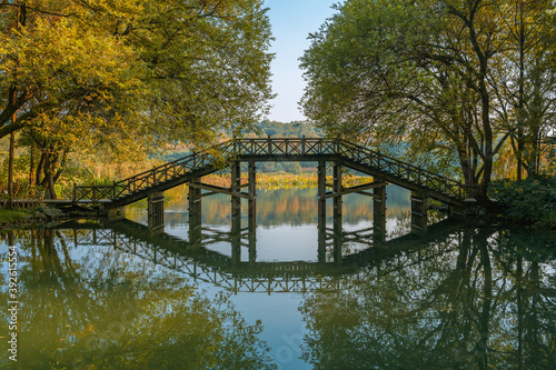 Fototapeta Naklejka Na Ścianę i Meble -  An ancient Chinese bridge at West Lake in Hangzhou, China, autumn time.