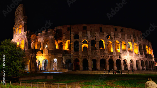 Obraz na płótnie The symbol of Rome at night, the Colosseum w salonie