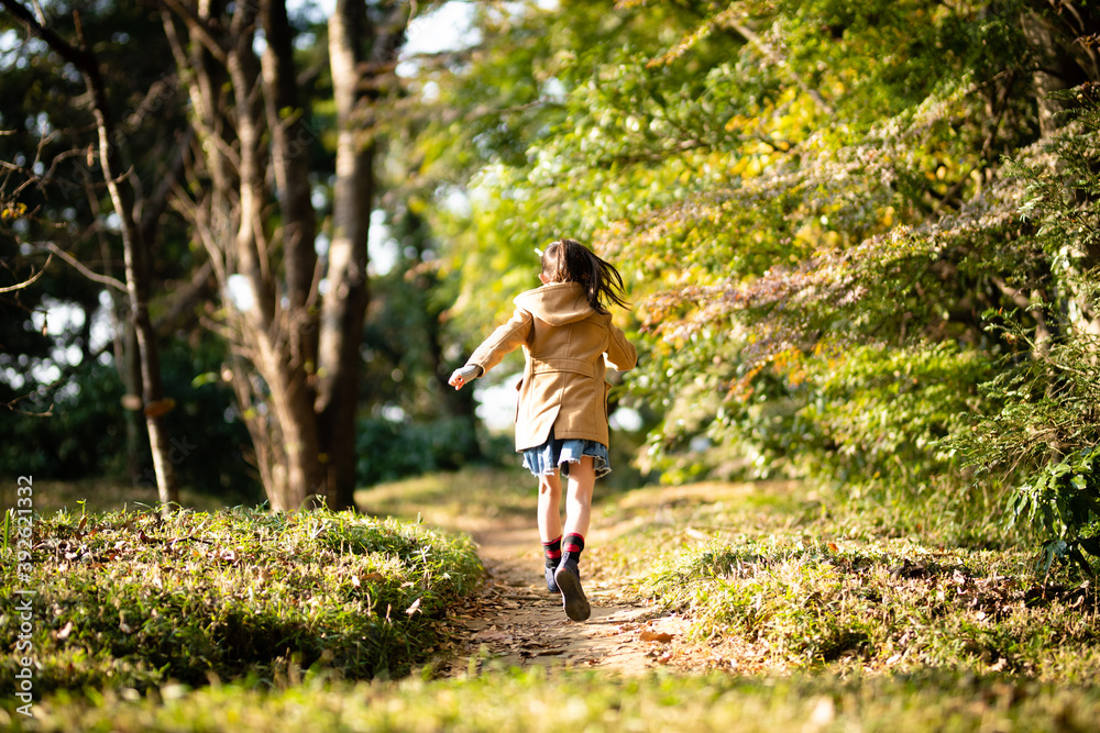 森の小道を走る少女