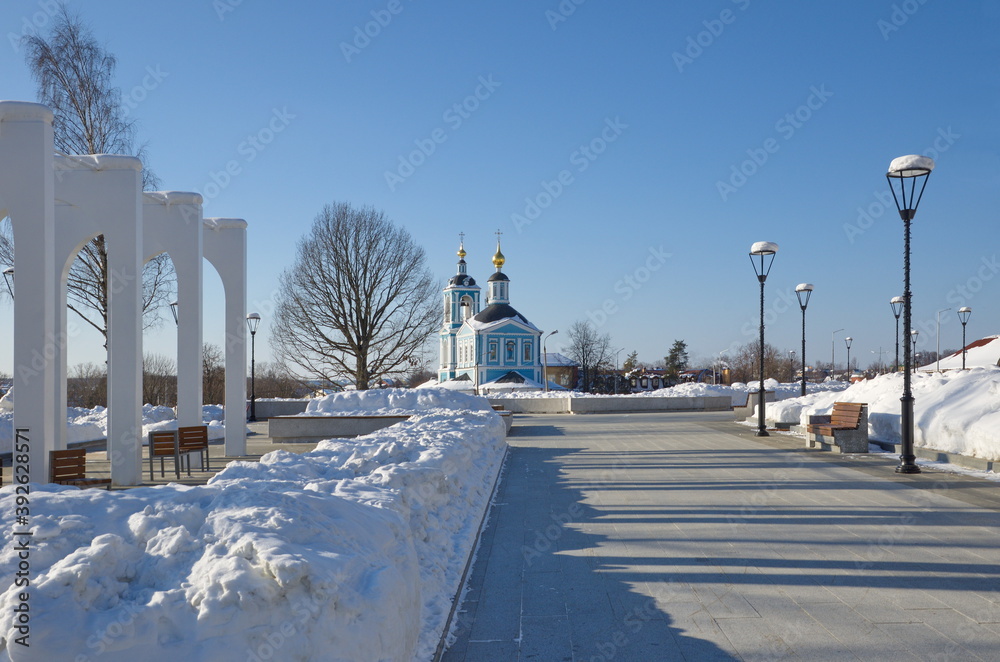 Obraz premium Winter view from the city Park of the Church of the First apostles Peter and Paul. Sergiev Posad, Moscow region, Russia
