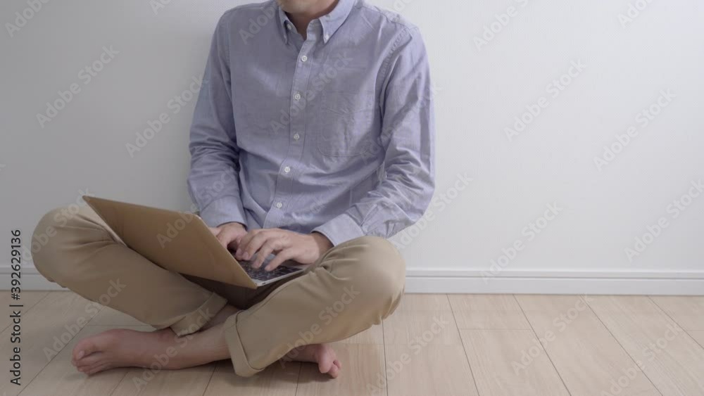 パソコンで仕事をする男性 パソコンで仕事をする男性
