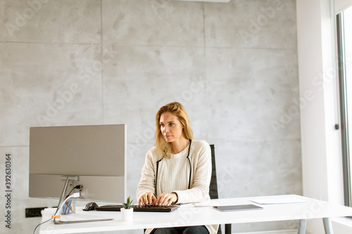 Bbeautiful businesswoman wo...