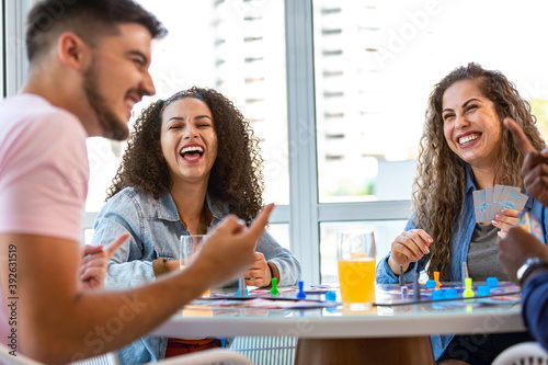 Grupo de amigos em jogos de mesa