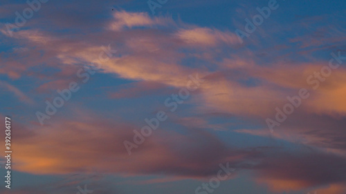 Coucher de soleil serein.  Le ciel est parcouru par quelques cirrus, de couleur rose / beige © Anthony