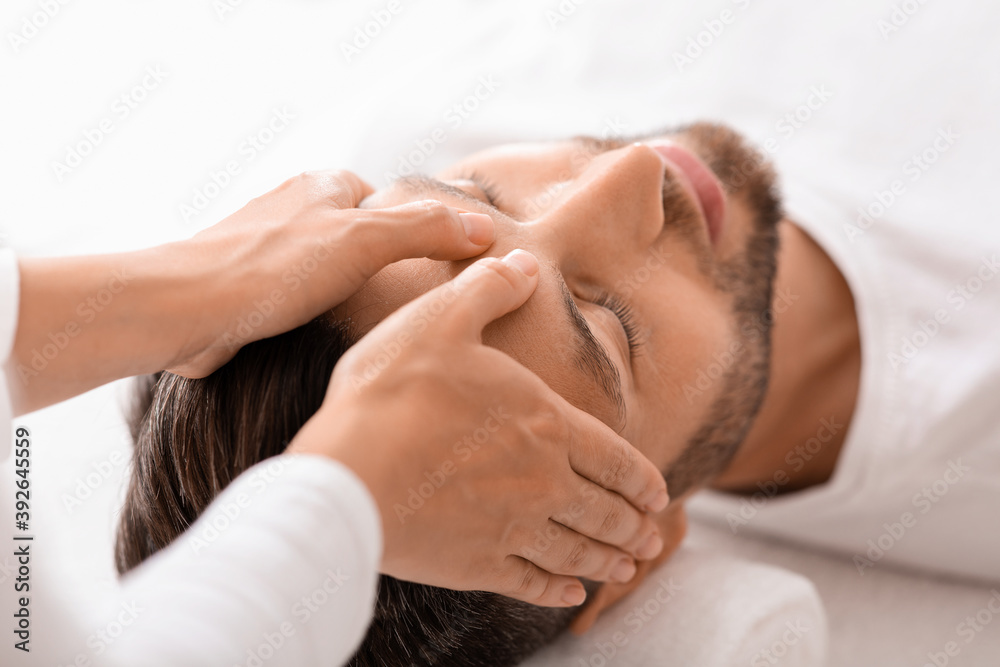 © Prostock-studio - Peaceful man getting healing head massage at spa © Prostock-studio - Peaceful man getting healing head massage at spa