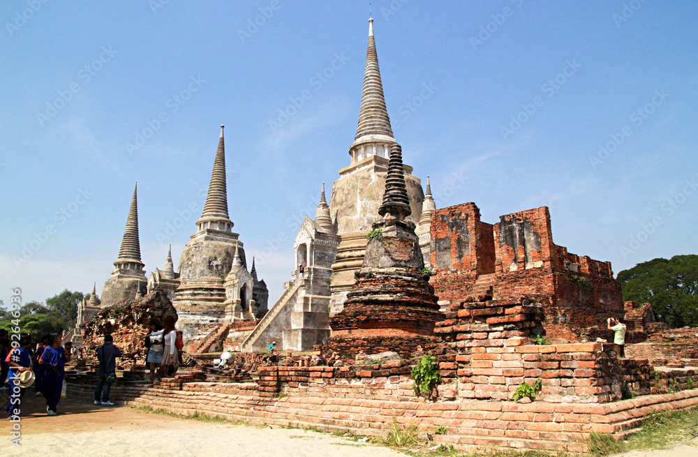 Fototapeta premium UNESCO world heritage. Ancient archaeological site at Ayutthaya Historical Park, Archaeological sites of Thailand in Ayutthaya, ancient and beautiful. Ayutthaya Province, Thailand.