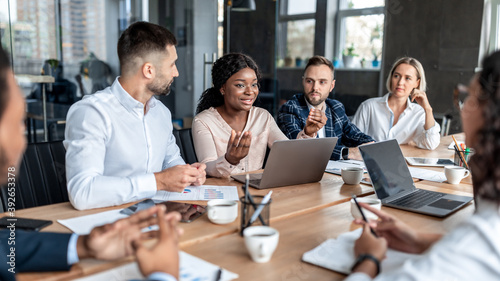 African Businesswoman Talking With Coworkers On Business Meeting In Office © Prostock-studio