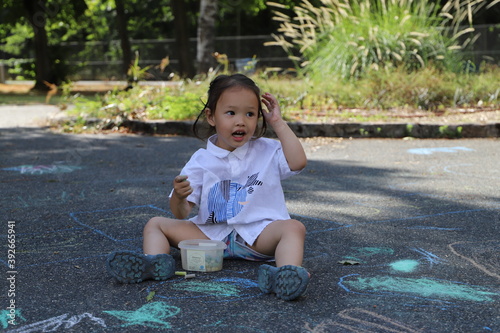 Enfant trois ans jouant aux craies