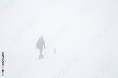 Randonnée en raquettes dans la foret à Autrans photo