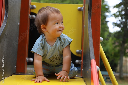 Enfant garçons un an joue au toboggan