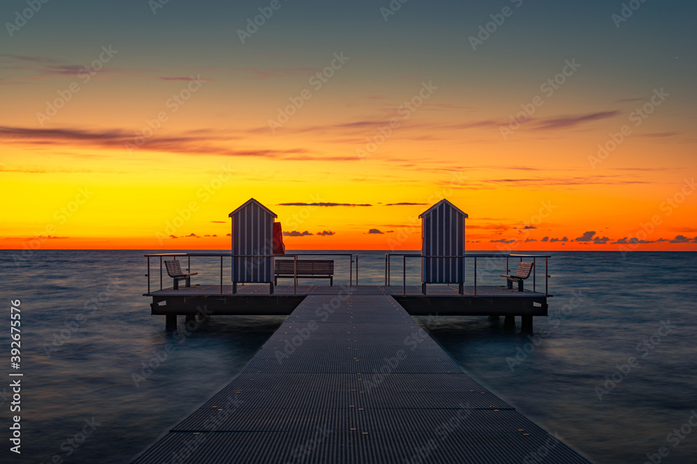 Steg im Sonnenuntergang an der Ostsee