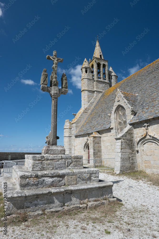 Kapelle Notre-Dame-de-la-Joie mit Kalvarienberg in Saint-Guénolé in der Bretagne, Frankreich