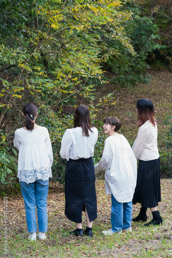 談笑する日本人女性4人 談笑する日本人女性4人