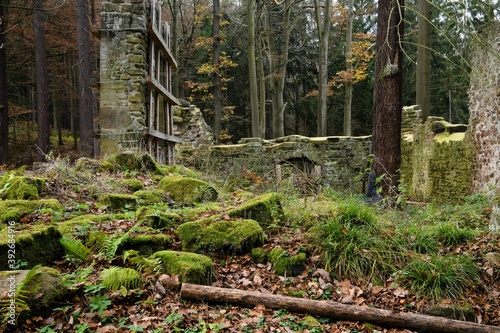 Denkmalschutz an der historische Kirchenruine von T  pfersdorf -  Idyllisch mitten im Wald hoch   ber der Saale bei Zeutsch gelegen ist. Das Dorf wurde im 12. Jahrhundert gegr  ndet und im 16. verlassen