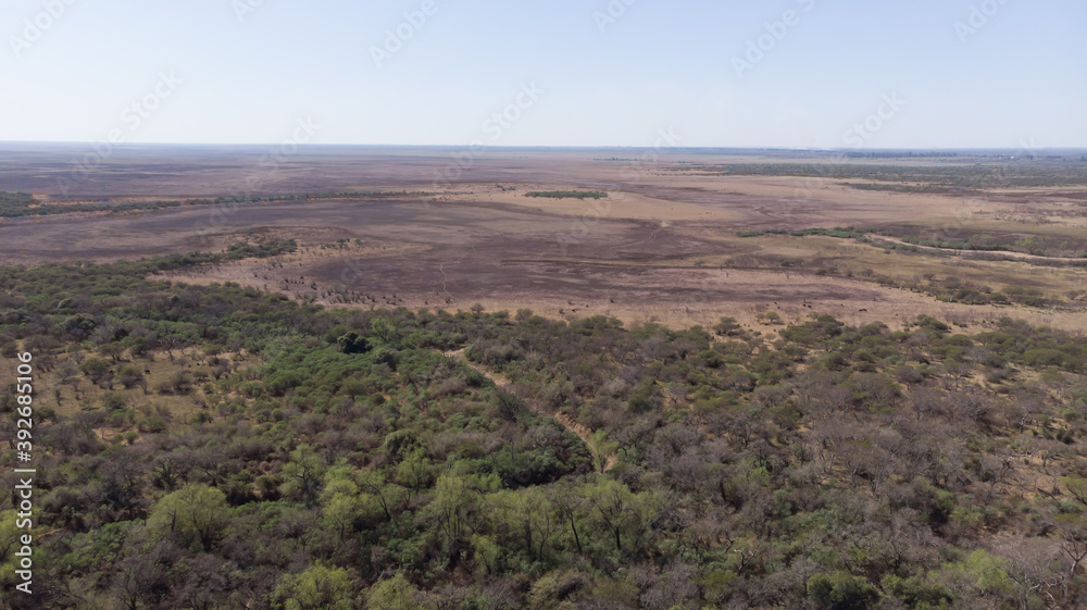 Fotografia aerea de las islas de Santa Fe - Argentina con partes incendiadas, oasis y una gran vegetación Fotografia aerea de las islas de Santa Fe - Argentina con partes incendiadas, oasis y una gran vegetación