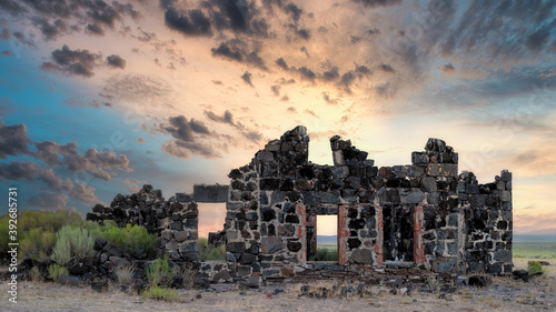 Photo Idaho desert stone building ruins at sunset