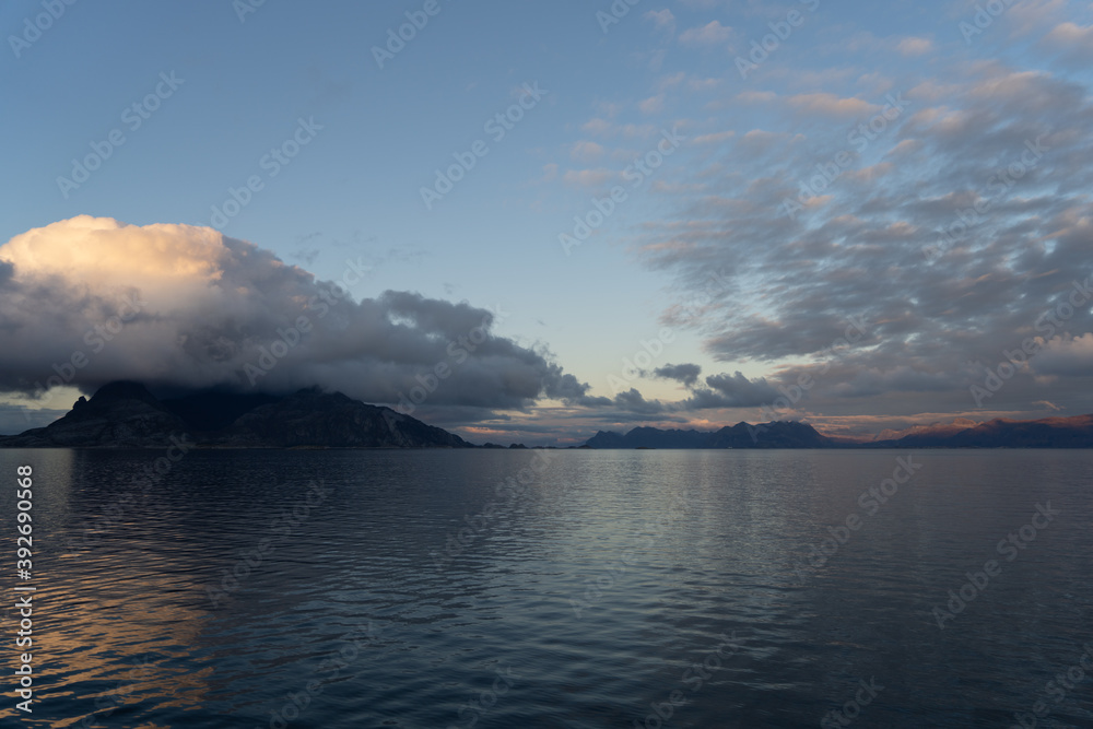 Fototapeta premium Saltfjorden w okolicy norweskiego miasta Bodo