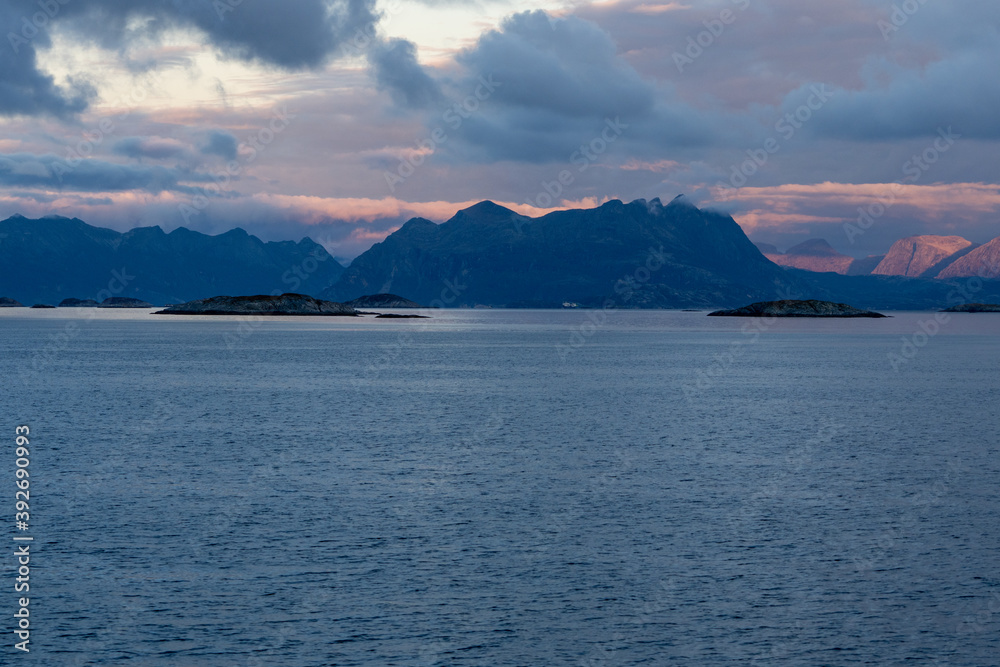 Saltfjorden w okolicy norweskiego miasta Bodo	