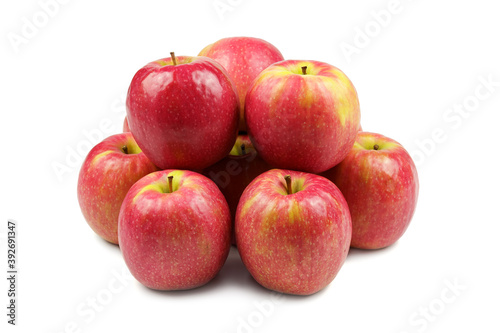 Grupo de manzanas colocadas y aisaladas sobre fondo blanco. Variedad Pink Lady.