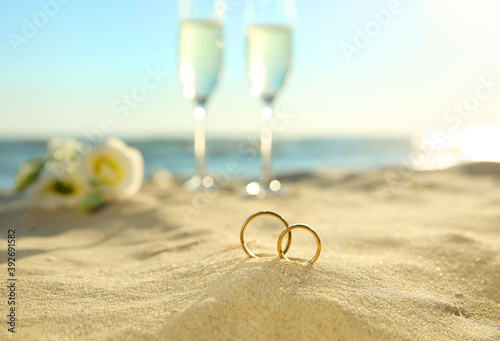 Fototapeta Naklejka Na Ścianę i Meble -  Beautiful gold wedding rings on sandy beach
