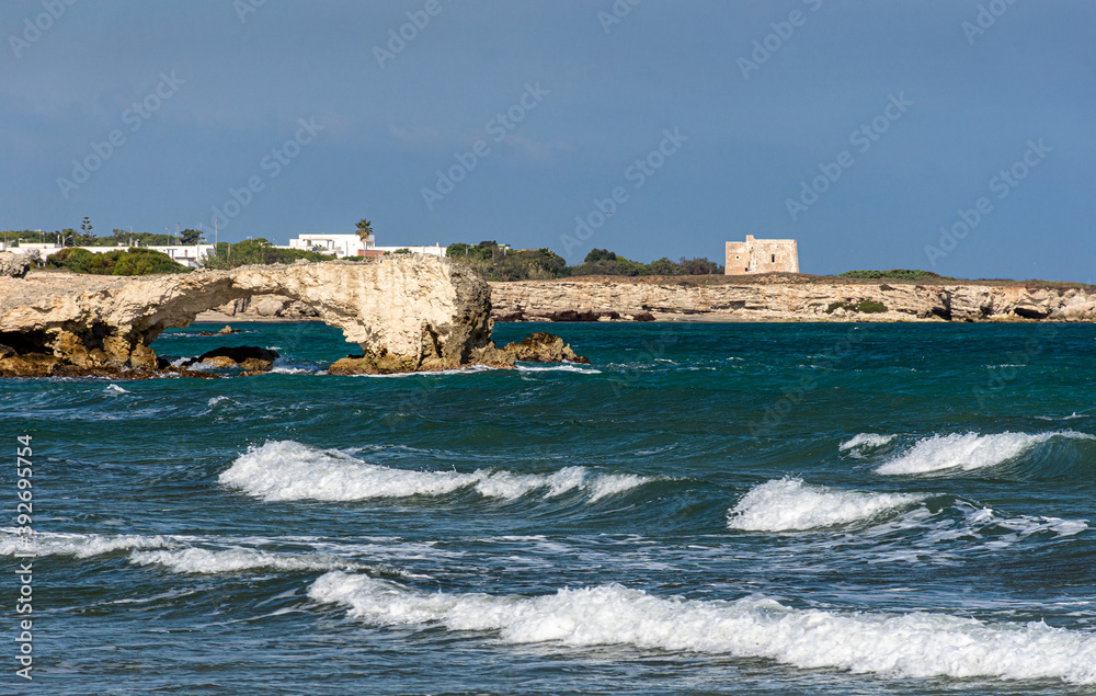 Salento - Arco di roccia scolpito dal mare Salento - Arco di roccia scolpito dal mare