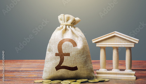 Slika na platnu British pound sterling money bag and bank / government building