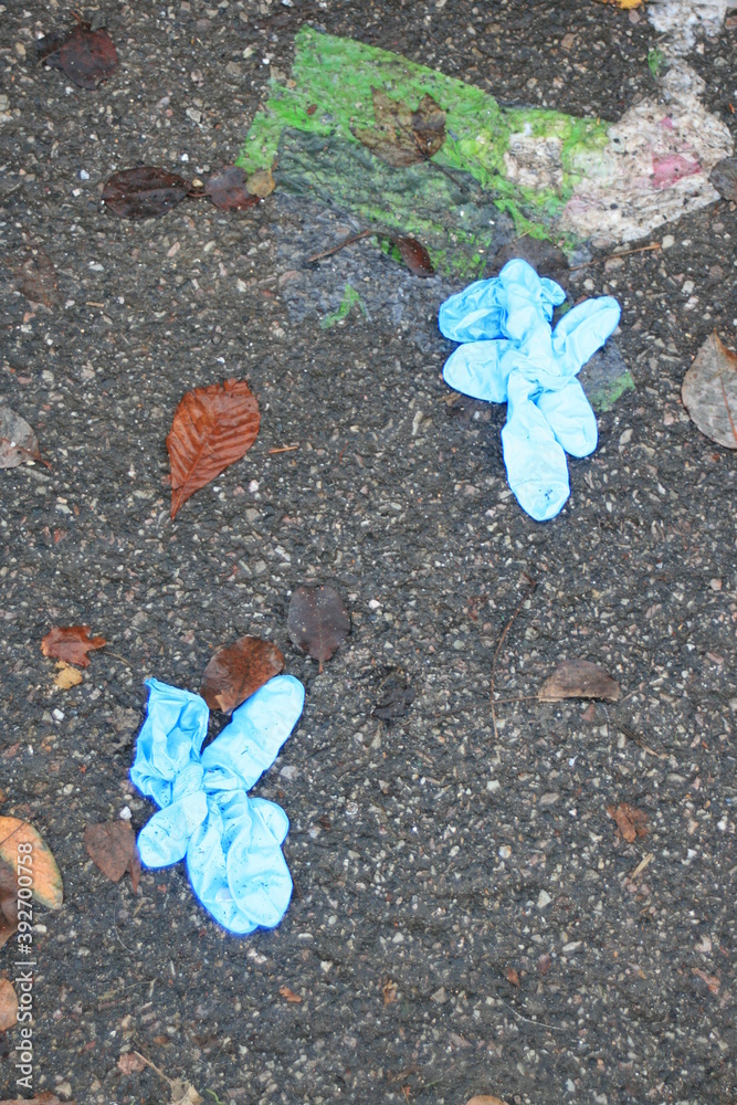 Schutzhandschuhe auf dem Gehsteig. Einmalhandschuhe. Schutzhandschuhe auf dem Gehsteig. Einmalhandschuhe.
