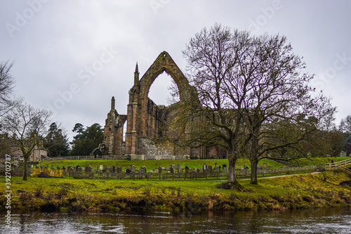 Fotografie Photo of a cemetery in the middle of a green area in UK