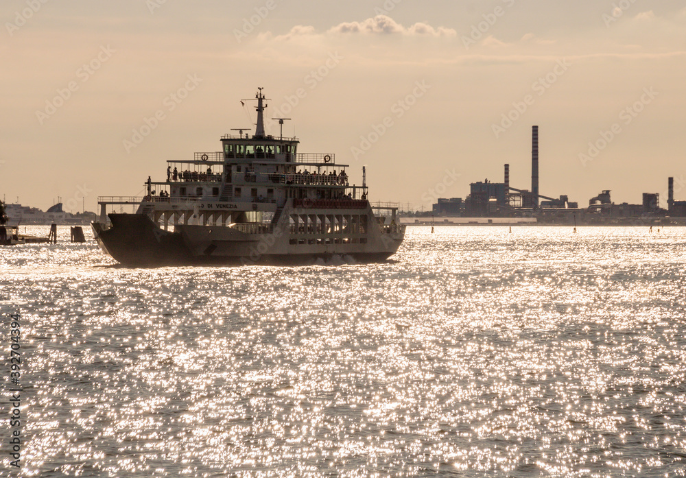 Fototapeta premium ferry sur la mer près de Venise