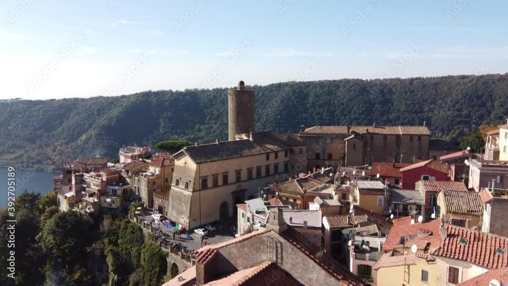 Nemi, provincia di Roma. Immagine aerea del borgo antico con il lago sottostante. Nemi, provincia di Roma. Immagine aerea del borgo antico con il lago sottostante.