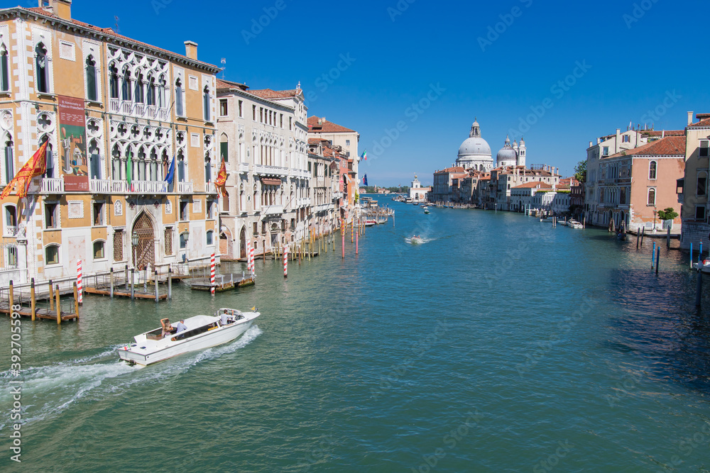 Naklejka premium Les canaux de Venise en Italie: bateaux et gondoles sur l'eau