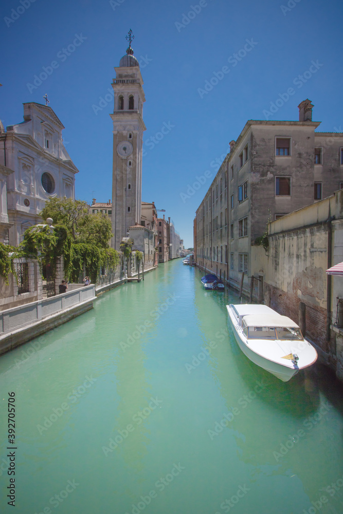 Les canaux de Venise en Italie: bateaux et gondoles sur l'eau