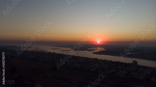 Atardecer isleño entre islas y arroyos que dirigen directamente al sol © Martin