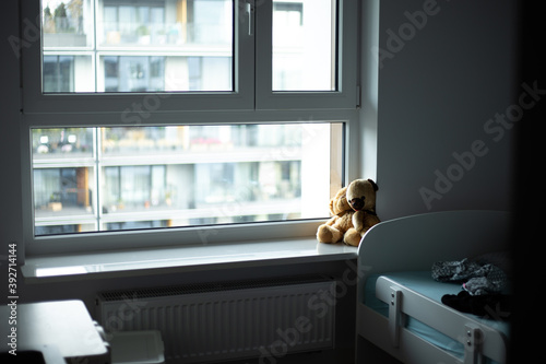 miś pluszowy na oknie, na parapecie w dziecięcym pokoju  photo