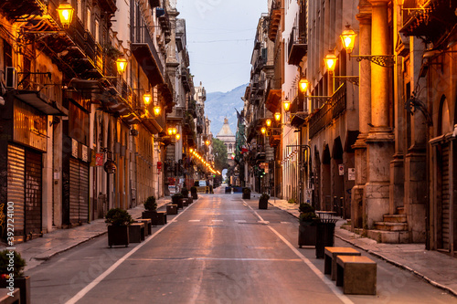 Morgen in Palermo bei aufgehender Sonne in der Altstadt auf Sizilien in Italien  Europa